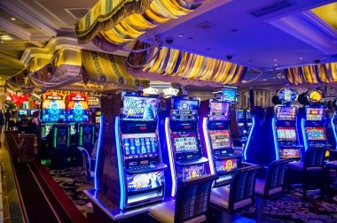 Live baccarat table on gacor77 slot with dealer and real-time card display